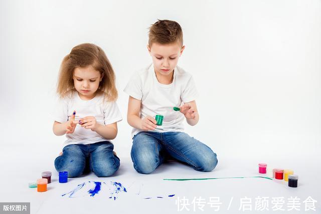 女孩|女孩啃鸡爪,却意外发现跟自己小手很像,网友:鸡爪突然就不香了