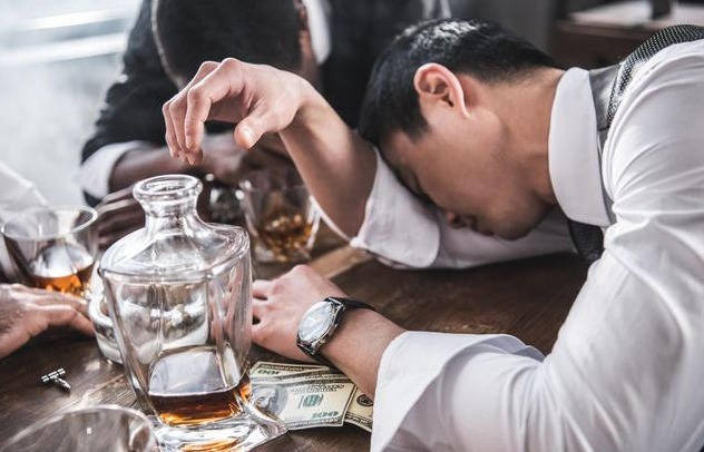 头晕头痛|男人喝完酒,若有3个表现,说明已不适合饮酒,希望这是最后一口