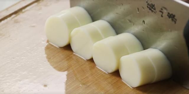 豆腐|豆腐搭配金针菇这样做,简单又美味,上桌家人都爱吃,给肉都不换