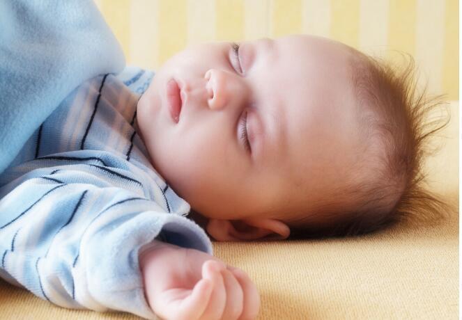 卧位|如何让新生儿睡得好让宝宝睡得安稳有技巧，新手爸妈学起来