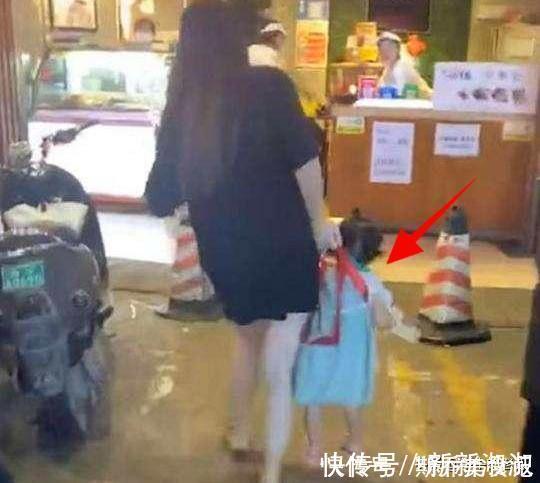 举动|不着调小姨，忽悠宝宝的举动火了，一脸淡定的宝宝硬被“哄哭”了