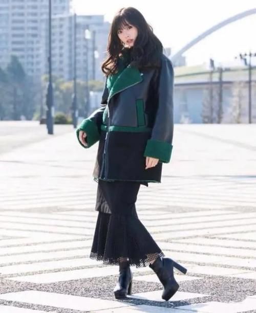 最近火了一种穿法：羊羔毛外套+裙装，时髦不冻人，潮人都上头了