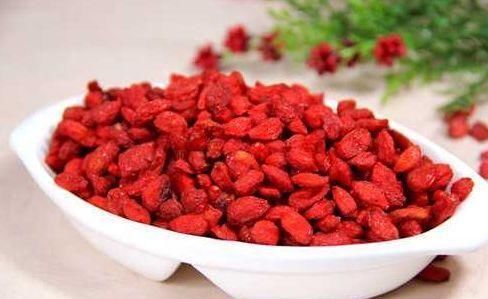 枸杞枸杞|每晚睡前嚼5粒，坚持半月后，安神助眠、排毒养颜，早吃早受益