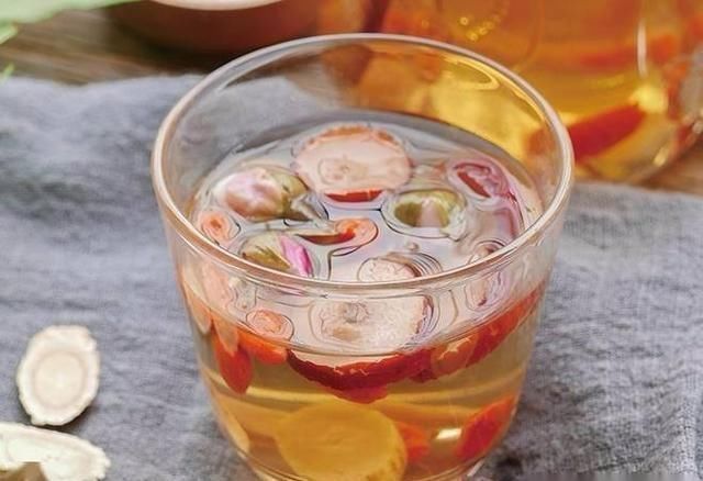 肾小球肾炎|黄芪泡水最养人,想要气血双补,放多少量是关键,涨知识了