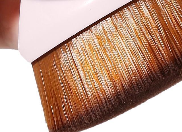 明星们丢弃“美妆蛋”改用“粉底刷”,化妆师透漏原因太吃粉!