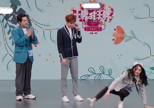 表情|關曉彤穿緊腿褲趴地上玩游戲,誰注意身后男嘉賓的表情?眼都看直了