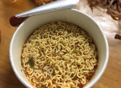 泡面|方便面的面饼上,设有这个“小套路”,程序员难怪总是吃不饱