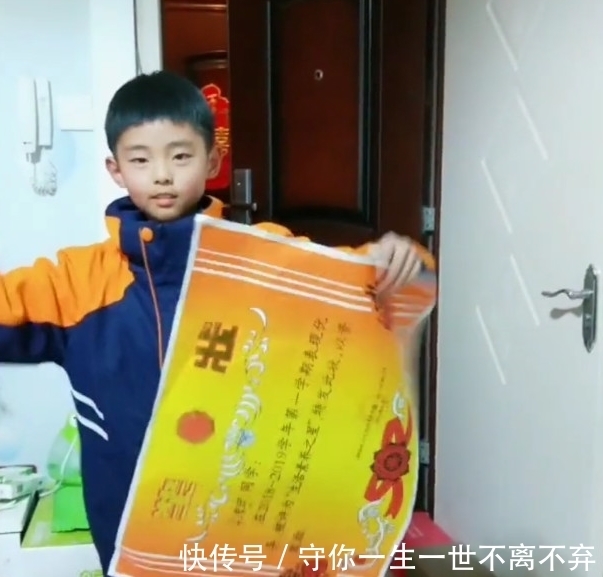 儿子|儿子放学回家,进门就得瑟,妈妈走近一瞧乐了,网友:要上天啊