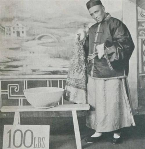 子弹$美国“火云邪神”:擅长表演徒手接子弹,最后一次没接住,悲剧了