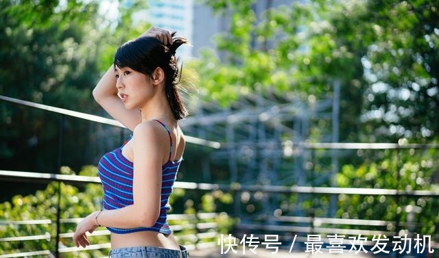 拉丝 冰丝针织吊带背心搭配牛仔短裤,简单又时尚穿出高级感