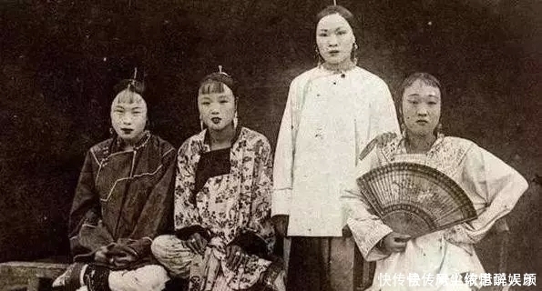 青楼女子|100年前的老照片地主家妻妾成群，青楼女子坐姿不雅