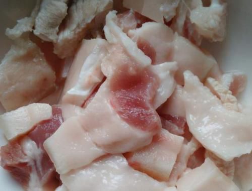 辣椒炒肉时，有人先炒辣椒有人先炒肉，教你饭店的做法，鲜嫩不腻