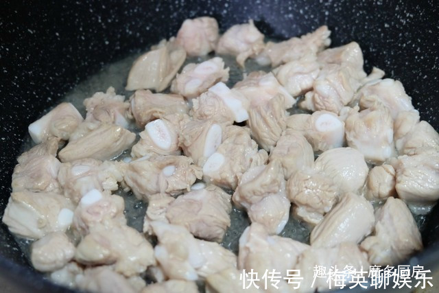 电饭锅只蒸白米饭太浪费,4种食材和大米同煮,有肉有菜香喷喷