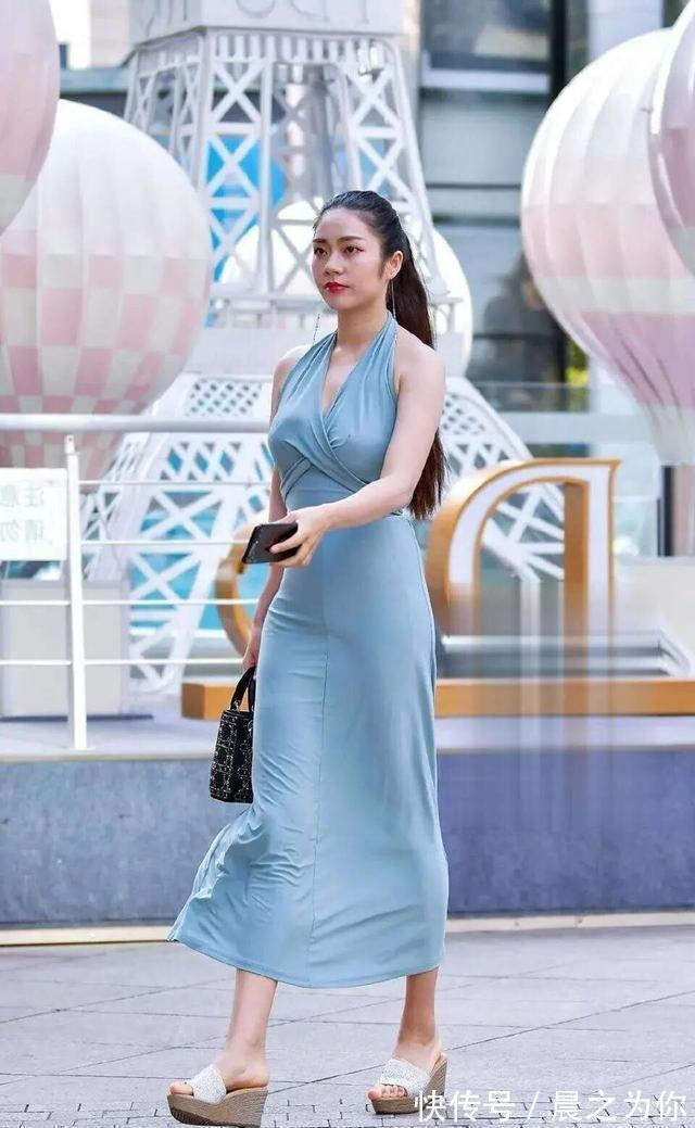 连衣裙 修身的连衣裙让美女大秀好身材,给人以美的视觉享受,风采洋溢
