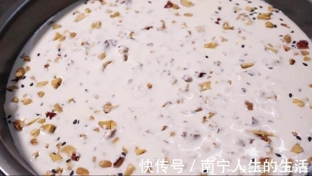 好馋人的糯米糕点，我家经常做，软糯香甜，吃着不上火