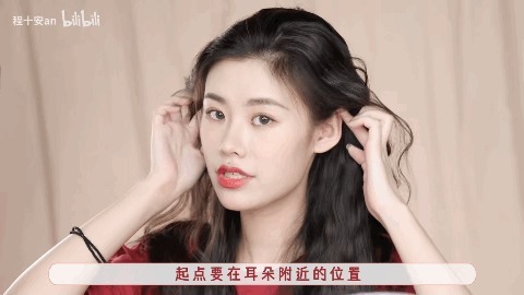 丝巾 别再披头散发了!这3个发型小技巧显嫩又高级