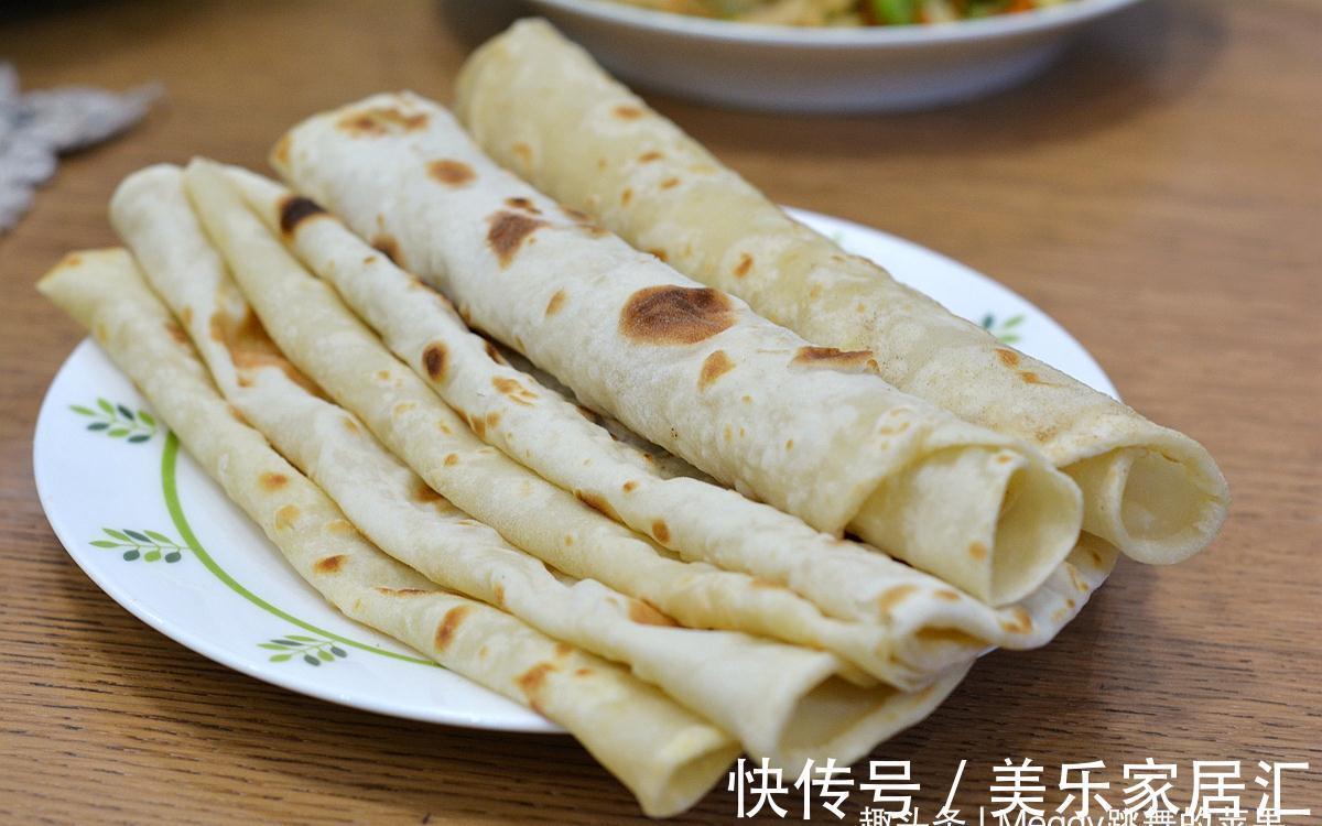 2分钟出锅的烙薄饼，又软又香卷着吃，用凉水还是热水揉面不挑剔