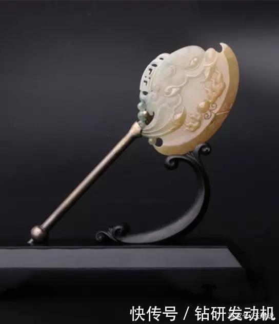 黄翡|玉雕师用一个巧妙的构图让一件不起眼的翡翠成为一道美丽的风景线