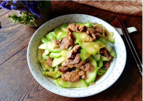 这个家常菜在我家非常受欢迎,皮薄汁多,肉质滑嫩