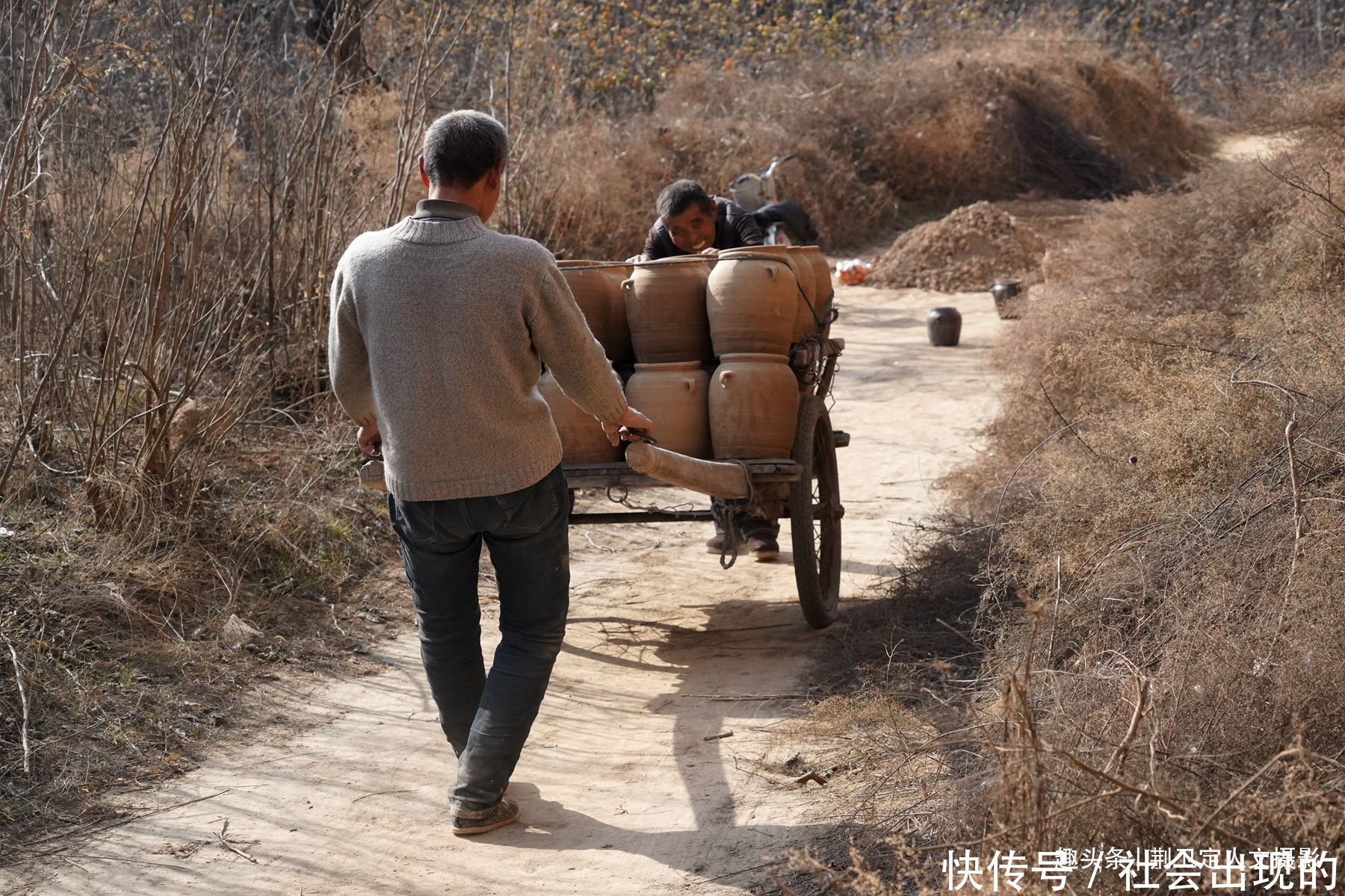 农村大爷有门怪生意,专为死人烧罐子,干了30年不让孩子学