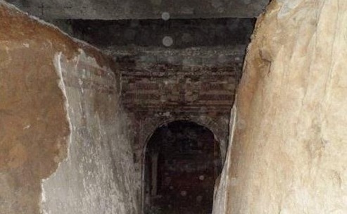 风水宝地$盗墓贼发现一公主墓,挖了一个月才挖开,看眼墓中赶紧逃!