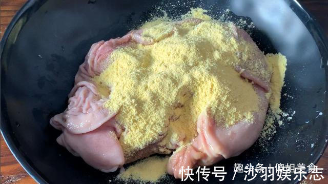 清洗猪肚时,加盐加碱都是大错特错!用“它”洗,又快又干净