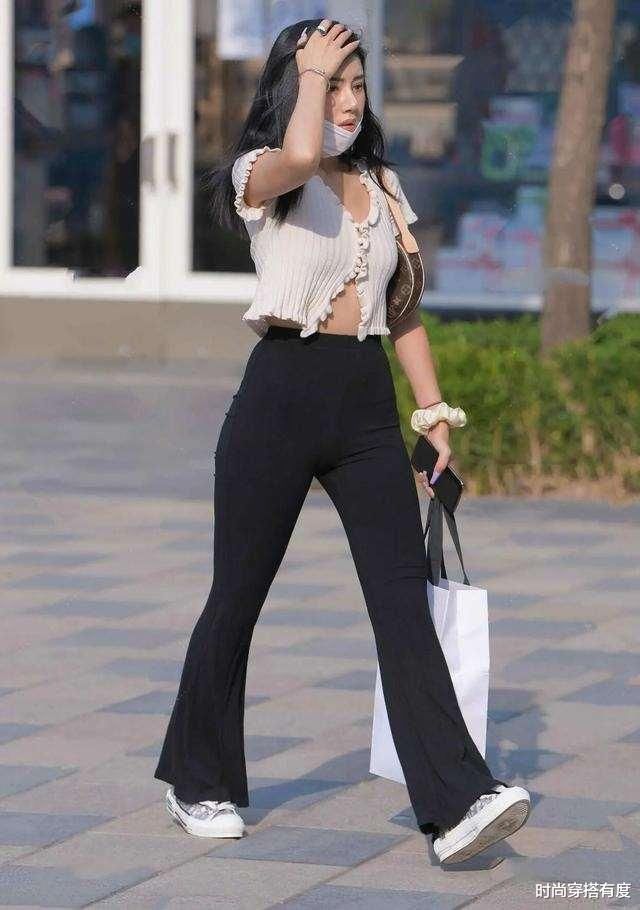 魅力动人的打底裤装扮很有时尚感，透出完美的成熟感，时尚魅力