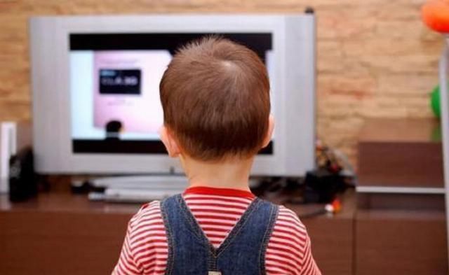 动画片|萌娃趴在售楼模型面前一动不动,宝妈走进一看无法淡定视力真好