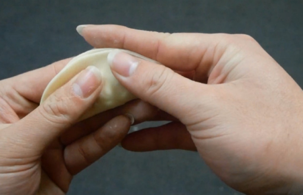 包饺子最快速的方法,一步就完成,外形好看还煮不破,赶紧学学