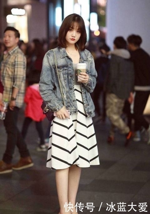 少女独|红色吊带配牛仔裤紧致显身材,穿红色高跟鞋好有女人味