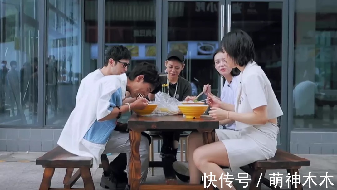 檀健次|《中餐廳5》差評如潮,寧靜試圖造梗搞話題,黃曉明干脆直接放棄