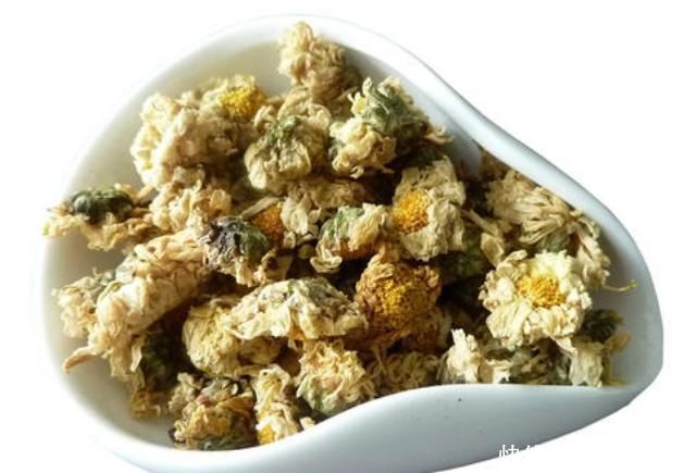 搭配|不同颜色和种类的菊花泡水喝,功效也大不相同,别傻傻不知