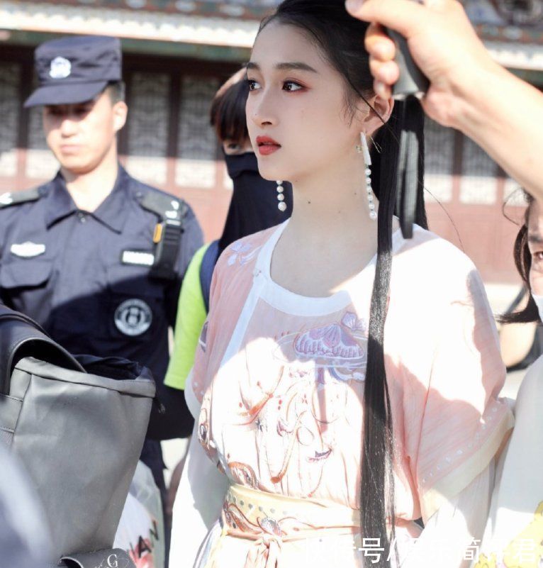 团宠|又一悬疑综艺来袭,张哲瀚李易峰加盟还不算,唯一女嘉宾是真团宠