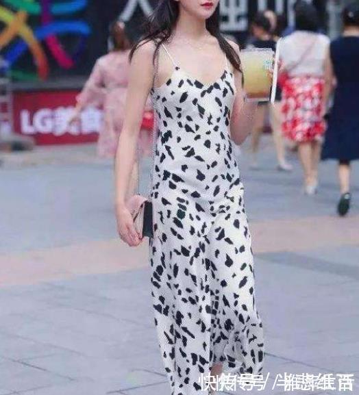 t恤 红色花朵背心,搭配牛仔裤,甜美时髦的风格,彰显女人味