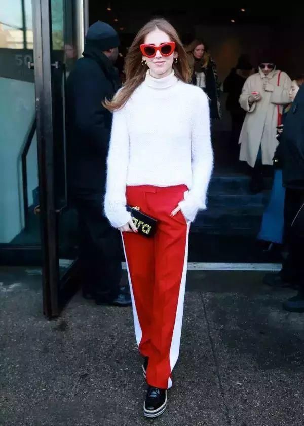 女人这样穿毛衣，从初秋时髦到寒冬！