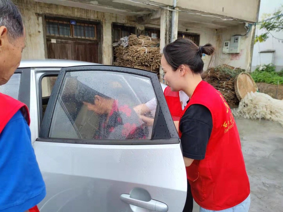 志愿者|台风天老夫妻急需转移 党员志愿者帮忙采茧