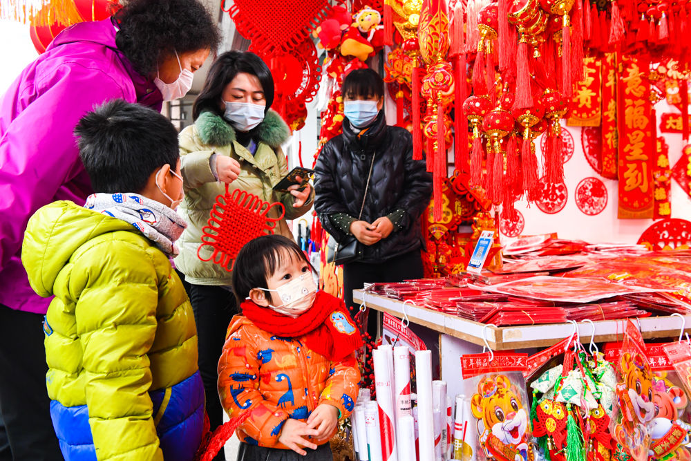 饰物|图说│过年就是要红红火火！虎年新春临近，去福佑路小商品市场挑个福字、选副春联