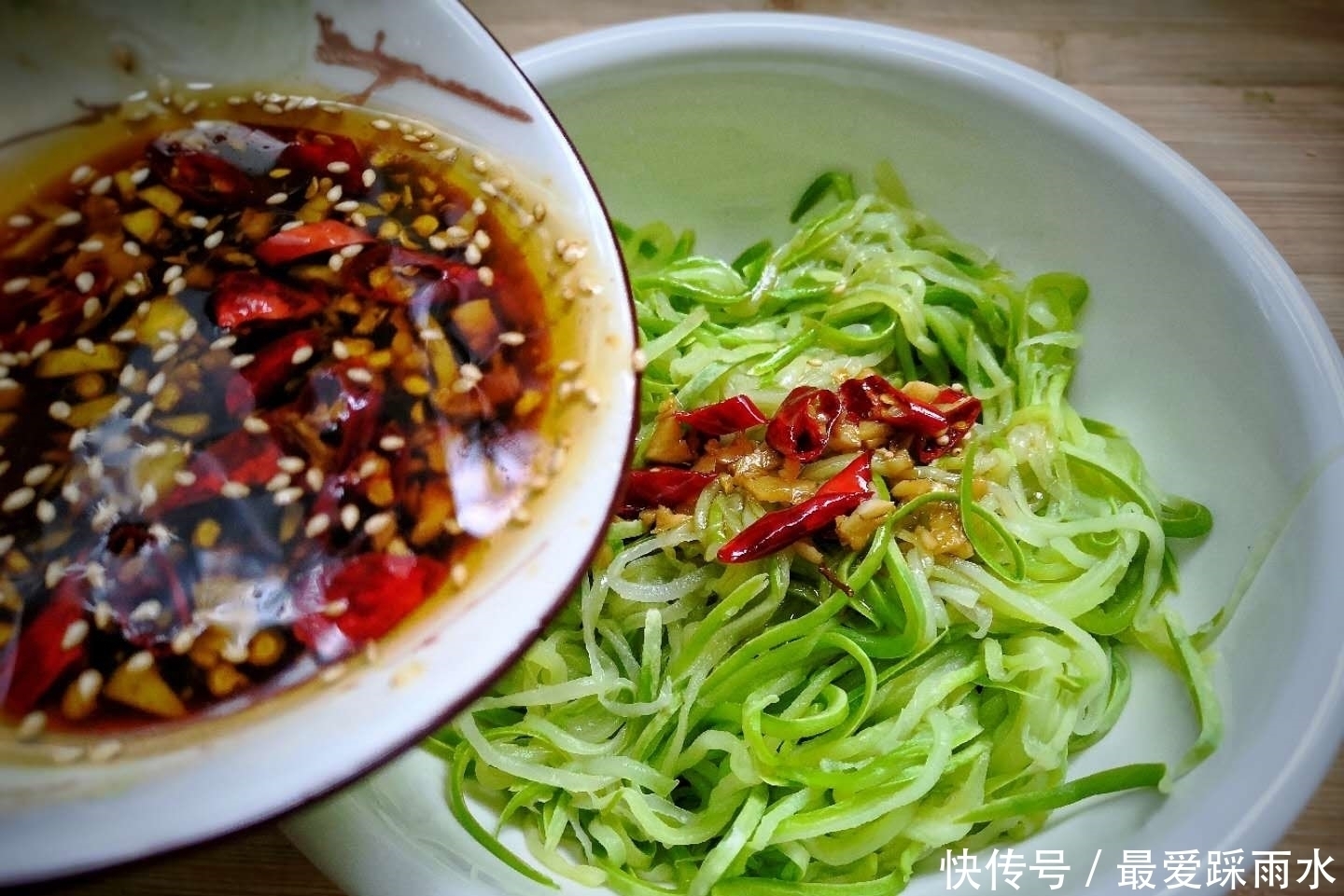 秋天吃这菜正当季,一斤2块钱,洗洗拌拌就能吃,女人常吃皮肤好