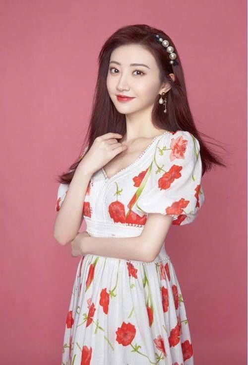 木棕|今年冬季流行染“奶茶色”,看似低调却很有质感,不换发型也时髦