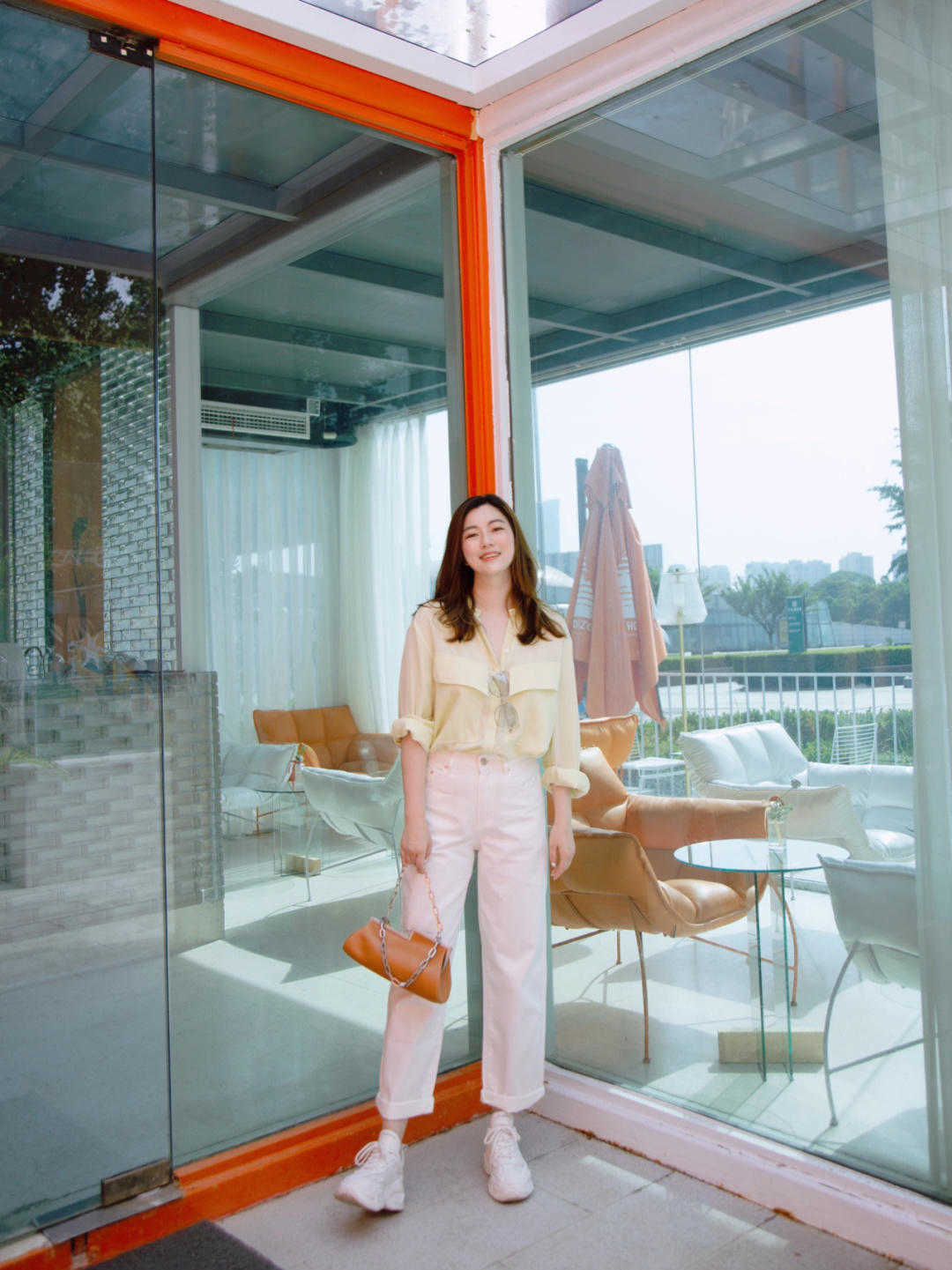 搭配|秋天的穿搭指南,衬衫搭配白色牛仔裤温柔清爽又好看,舒适大方