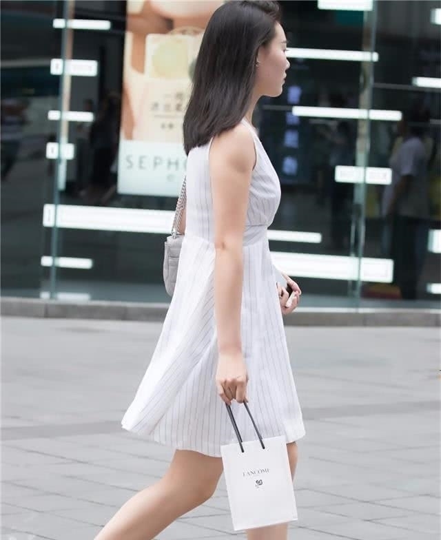 连衣裙|白色条纹连衣裙,配黑色凉鞋,简约大气,尽显年轻辣妈的时尚气息