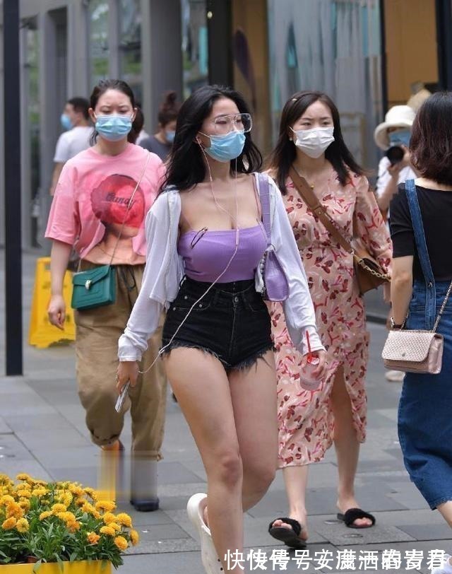 牛仔料 黑色吊带搭配白色短裤,穿出了美女的个性美!