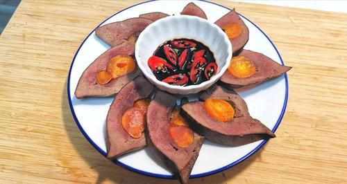  李子柒教做“咸蛋黄猪肝”，意外曝光真实厨艺，网友：早该料到！