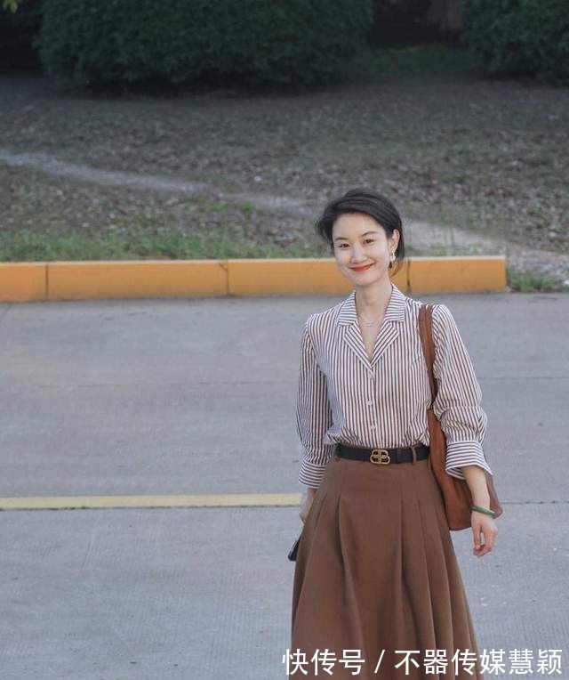 气场|精致的女人自带气场，针织衫配半身裙，女人30岁一样可以很高级