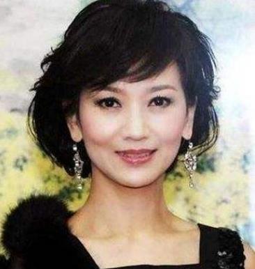 斜刘海 适合40岁中年女人发型,中年圆脸女人发型图片