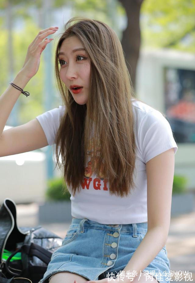 衣服|白色超短T恤搭配蓝色牛仔裤,休闲高雅,少女心十足