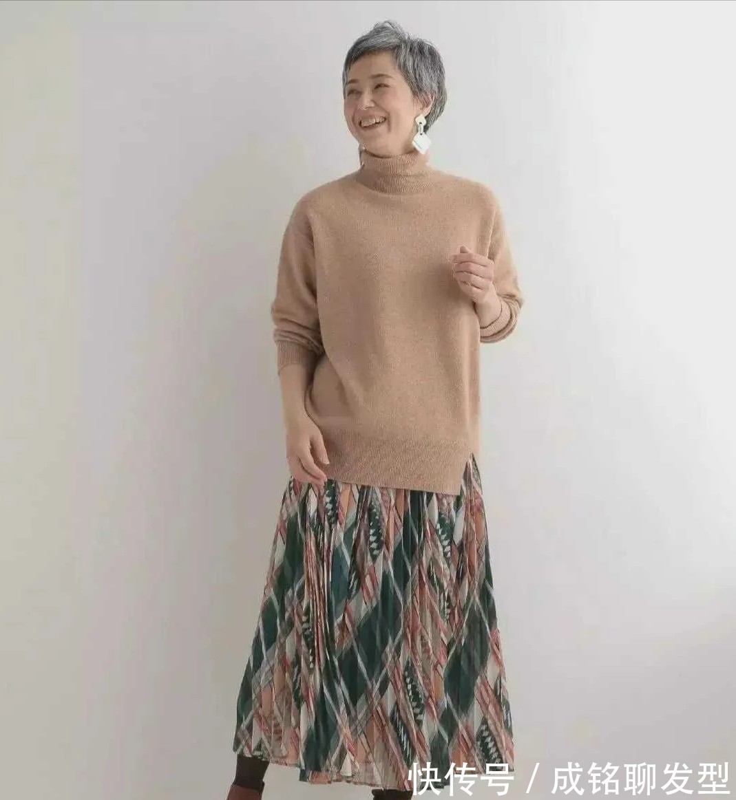 长大衣 满头白发不影响美丽,七八十岁奶奶精致的穿搭,时髦大气又显年轻