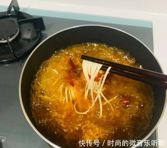 红烧排骨面,香喷喷的炒入味!