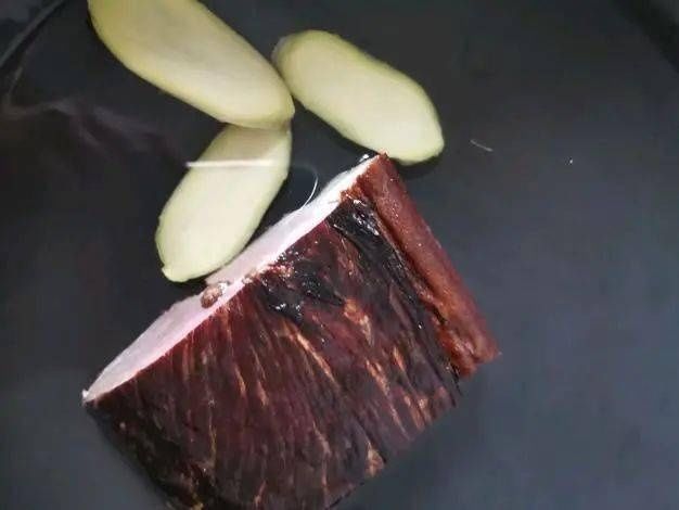  蒸腊肉，直接切片蒸就错了，这2步不能少，腊肉又香又嫩，还不咸