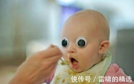 |幽默笑话:老渔夫带着他孙子出海捕鱼,没想到碰上了海啸……